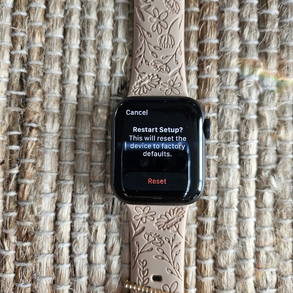 πSOLDπWomen's Apple Series 6 Watch (GPS, 40mm) w/x6 Bands - Picture 4 of 13